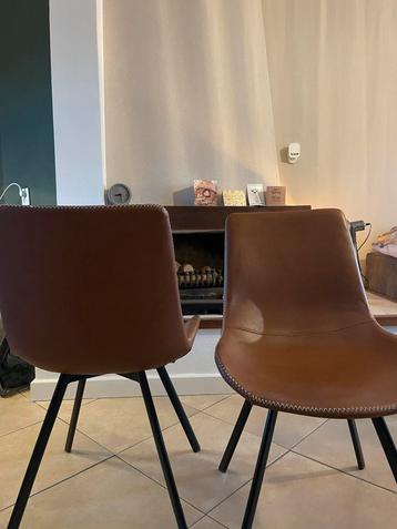 2 eetkamerstoelen cognac kleur beschikbaar voor biedingen
