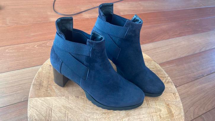 Suede Enkellaarsje Cervone maat 40, Kleding | Dames, Schoenen, Zo goed als nieuw, Blauw, Ophalen of Verzenden