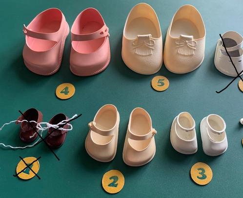 Poppenschoentjes, vier paar, Verzamelen, Poppen, Gebruikt, Accessoires, Ophalen of Verzenden
