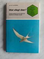 Wat vliegt daar? door Dr. W.H. Van Dobben , vogelgids, Ophalen of Verzenden, Zo goed als nieuw, Vogels