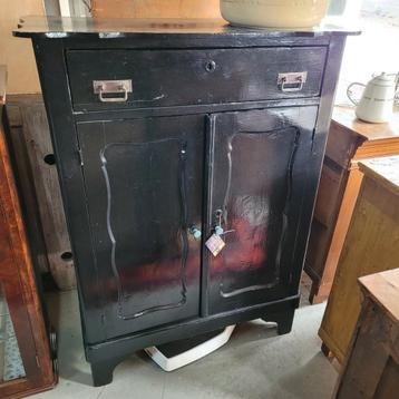 Brocante oude ondiepe zwarte meidenkast biedermeierkastje  beschikbaar voor biedingen