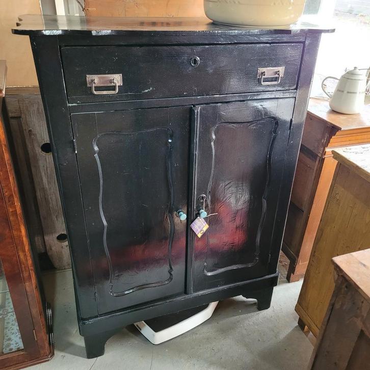 Brocante oude ondiepe zwarte meidenkast biedermeierkastje, Antiek en Kunst, Curiosa en Brocante, Ophalen