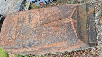 Stalen boot, opknapper. Ca 4 meter lang bij 1,20 meter breed beschikbaar voor biedingen