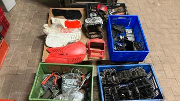 Kratten vol onderdelen mb mt mtx en diversen beschikbaar voor biedingen