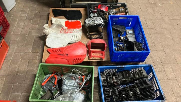 Kratten vol onderdelen mb mt mtx en diversen, Fietsen en Brommers, Brommeronderdelen | Oldtimers, Overige merken, Ophalen