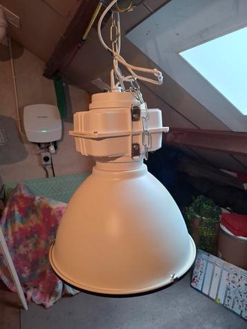 Industriële hanglamp beschikbaar voor biedingen