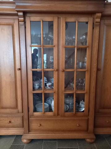 Mooie Eiken Kast met Glasdeuren beschikbaar voor biedingen