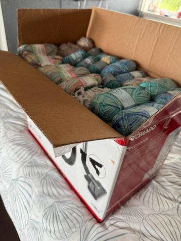 Grote doos vol Garen beschikbaar voor biedingen