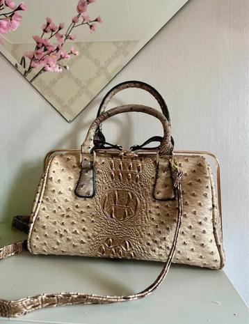 Hippe leren tas van struisvogel leer , met gouden details beschikbaar voor biedingen