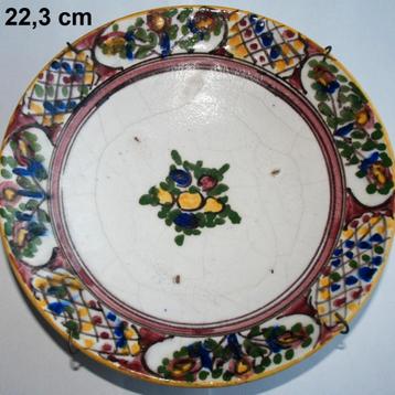 Antiek porseleinen bord Talavera of Kadjar majolica beschikbaar voor biedingen