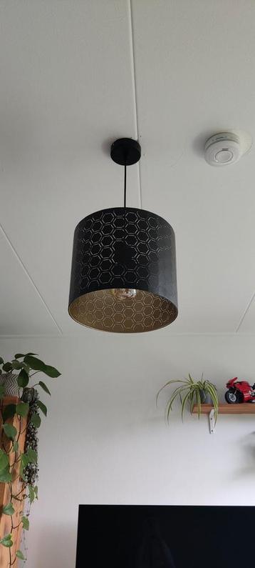 Zwarte lamp met gouden binnenkant - bijenpatroon beschikbaar voor biedingen