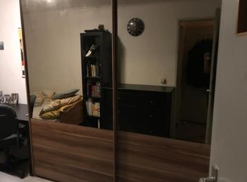 Grote Kledingkast met Spiegeldeuren beschikbaar voor biedingen