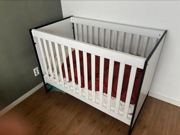 Complete babykamer (ledikant, kast, commode, evt matras)  beschikbaar voor biedingen