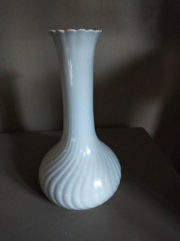 Vintage witte tirschenreuter 1838 reliëf vaas brocant japand, Antiek en Kunst, Antiek | Vazen, Ophalen