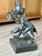 Vrolijk bronzen beeld, Ophalen