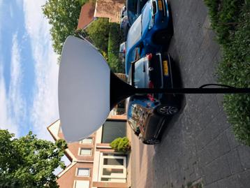 Zwarte vloerlamp beschikbaar voor biedingen