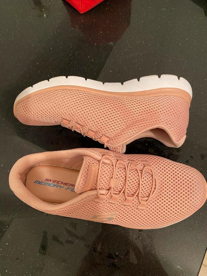 Skechers Sneakers Maat 37 Zalmroze - Nieuwstaat!, Kleding | Dames, Schoenen, Zo goed als nieuw, Sneakers of Gympen, Roze, Ophalen of Verzenden