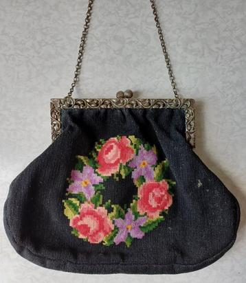 Antiek dames tasje met jasseron ketting geborduurd beschikbaar voor biedingen