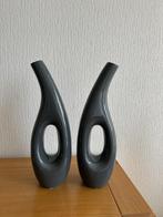 2 Moderne vazen 43cm hoog, kleur groenachtig, Overige kleuren, Aardewerk of Porselein, Ophalen of Verzenden, Zo goed als nieuw