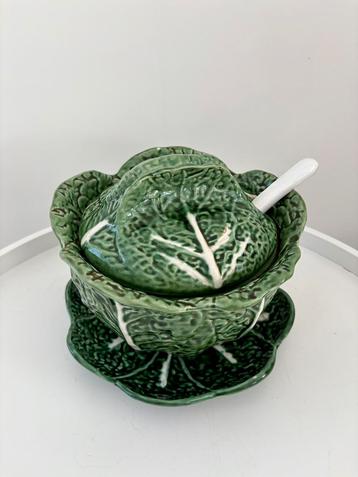 Vintage barbotine stijl kool soepterrine met soeplepel beschikbaar voor biedingen