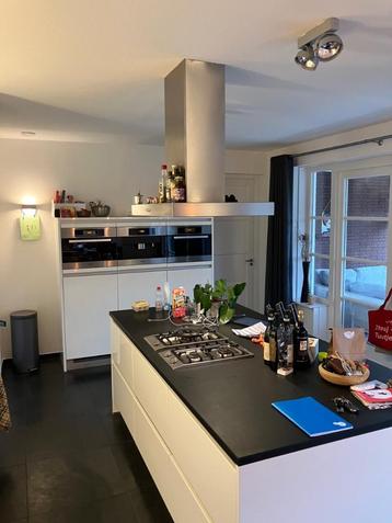 STIJLVOLLE KEUKEN HOOGGLANS MET EILAND  beschikbaar voor biedingen