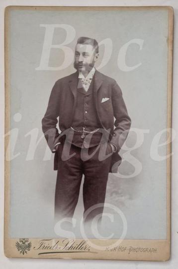 Kabinetfoto man bakkebaarden handen in zakken  kort haar beschikbaar voor biedingen