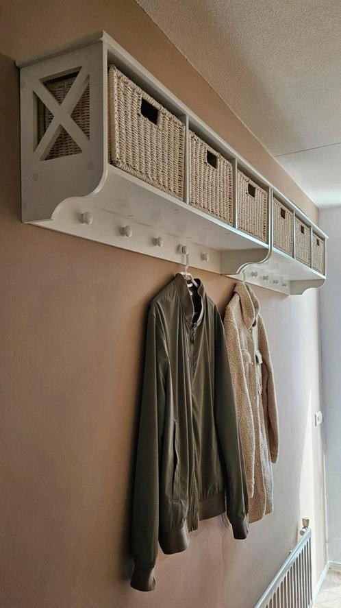 Twee witte kapstokken met knoppen en mandjes, Huis en Inrichting, Woonaccessoires | Kapstokken, Gebruikt, Wandkapstok, Minder dan 100 cm