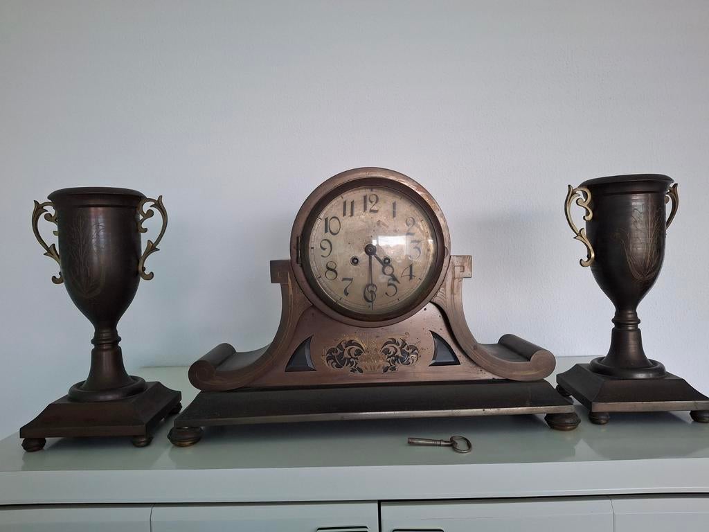 Oude schoorsteen klok met vazen., Antiek en Kunst, Antiek | Klokken, Ophalen of Verzenden