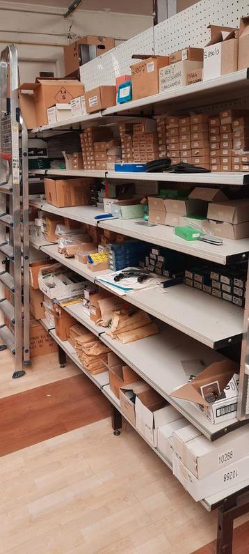 Magazijn stellingen, metaal beschikbaar voor biedingen