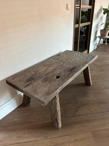 Robuuste houten salontafel met karakter beschikbaar voor biedingen