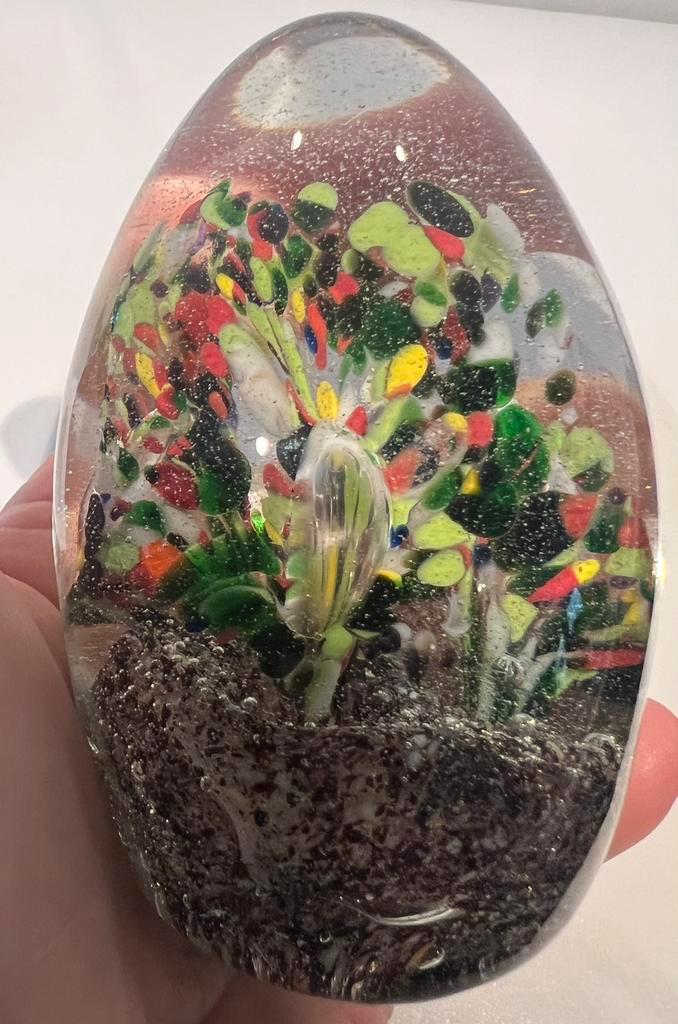 Oude eivormige glazen paperweight, presse papier met bloemen, Antiek en Kunst, Antiek | Glas en Kristal, Ophalen of Verzenden
