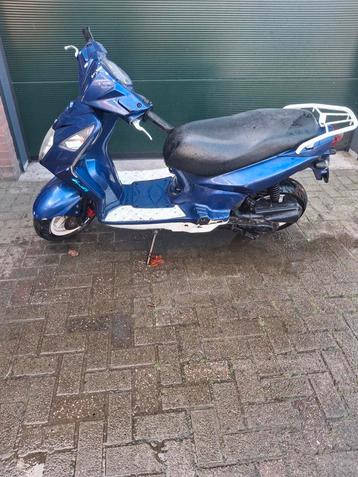 Scooter sym orbit Zonder kenteken. Losse onderdelen te koop beschikbaar voor biedingen