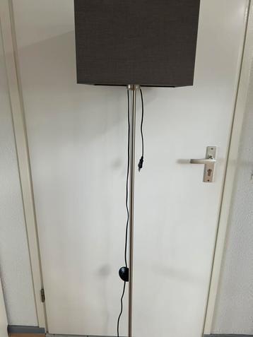 Mooie vloerlamp beschikbaar voor biedingen