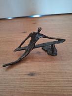 Bronzen beeldje van een figuur op een bank, Ophalen of Verzenden