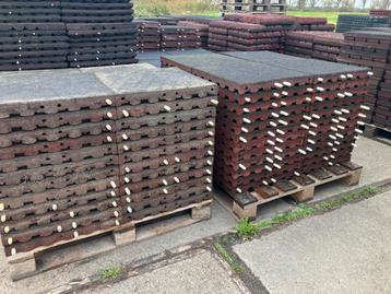 92 vochtdoorlatende rubberen tegels 50x50x5,5cm beschikbaar voor biedingen