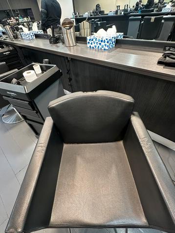 Kappers  stoelen beschikbaar voor biedingen