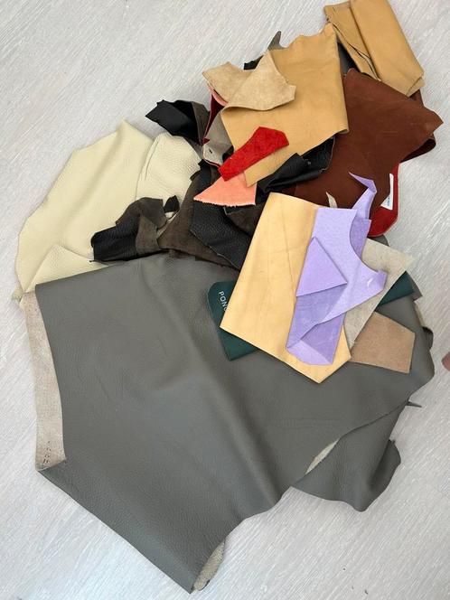 Stukken leer | diverse kleuren, een tas vol :) Leren lappen, Hobby en Vrije tijd, Stoffen en Lappen, Leer of Kunstleer, Ophalen of Verzenden