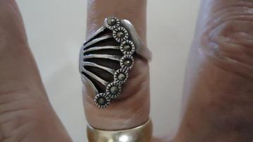 zilver ring met 7 markesiet steentjes  beschikbaar voor biedingen