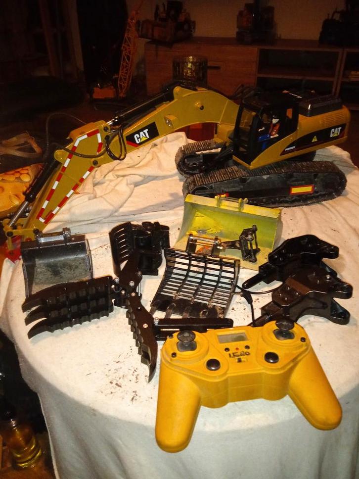 Huina 1580 , de 2 dummy cilinders missen..rc 1/16, Hobby en Vrije tijd, Modelbouw | Auto's en Voertuigen, Zo goed als nieuw, Auto