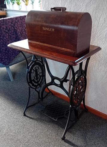 Trap naaimachine, antiek beschikbaar voor biedingen
