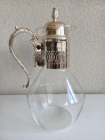 Vintage glazen karaf met zilverkleurig metalen beslag beschikbaar voor biedingen
