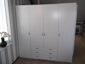 Nette Vier-Deurs Kledingkast Wit beschikbaar voor biedingen