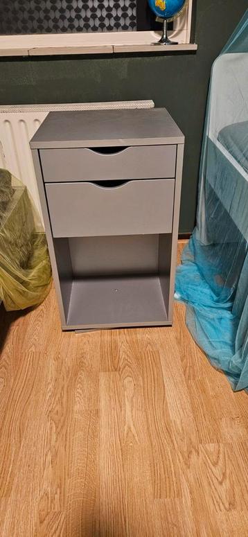 Zwaar, roteerbaar nachtkastje in goede staat beschikbaar voor biedingen