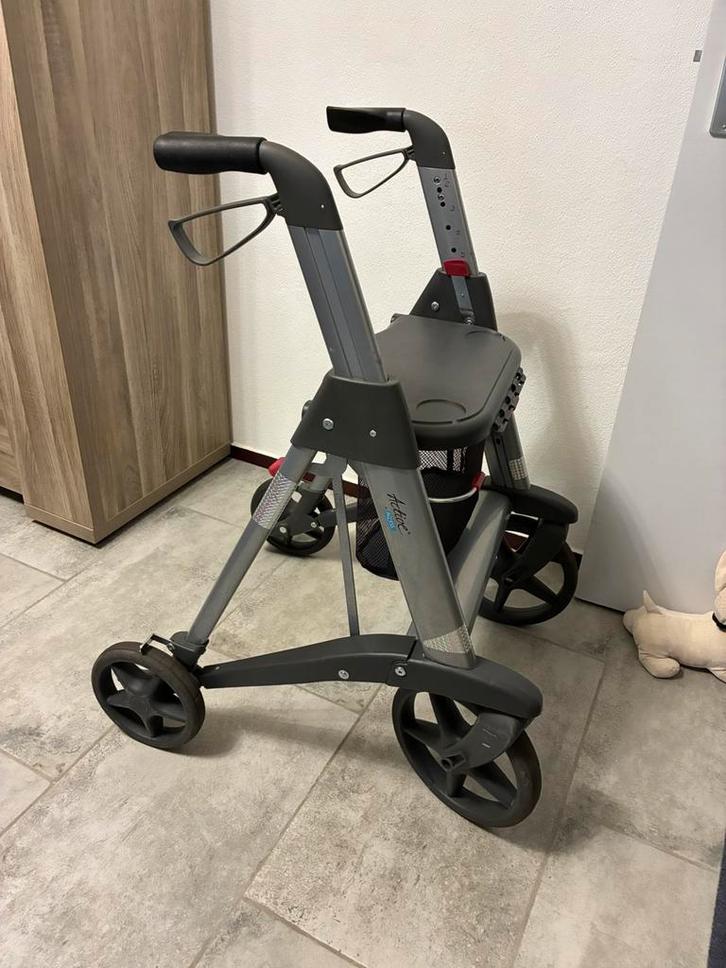 Te koop prachtige Rollator Active met tasje en goed remmen, Diversen, Rollators, Zo goed als nieuw, Lichtgewicht, Ophalen