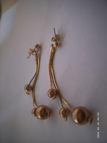 Een paar mooie Lange Goudkleurige Oorbellen beschikbaar voor biedingen