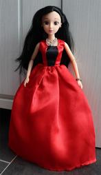 Pop met rode jurk en schoenen + sieraden en kroontje, Ophalen of Verzenden, Zo goed als nieuw, Overige typen