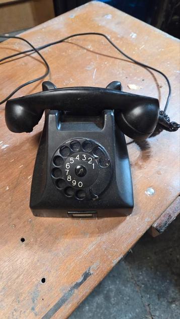 Oude zwarte draaitelefoon beschikbaar voor biedingen