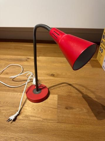 Rode IKEA Bureaulamp beschikbaar voor biedingen
