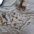 Bakje vol.oude spulletjes  geen verstand  van, Sieraden, Tassen en Uiterlijk, Antieke sieraden, Ophalen of Verzenden, Overige materialen