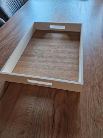 Gebroken wit met houten dienblad nog zo goed als nieuw beschikbaar voor biedingen